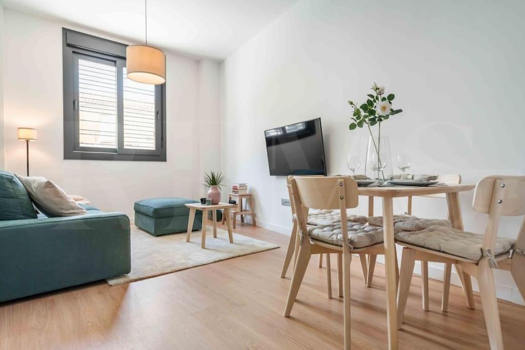 Fresh & Stylish Apartment With Parking By Rems Малага Экстерьер фото