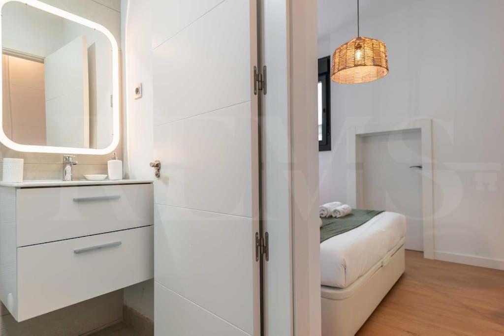 Fresh & Stylish Apartment With Parking By Rems Малага Экстерьер фото