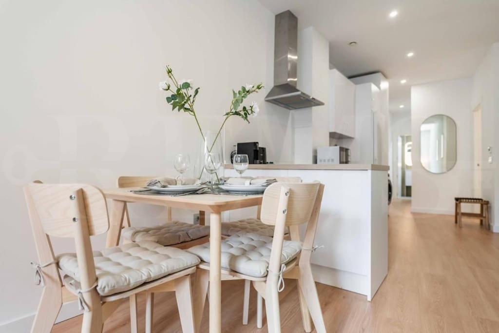 Fresh & Stylish Apartment With Parking By Rems Малага Экстерьер фото